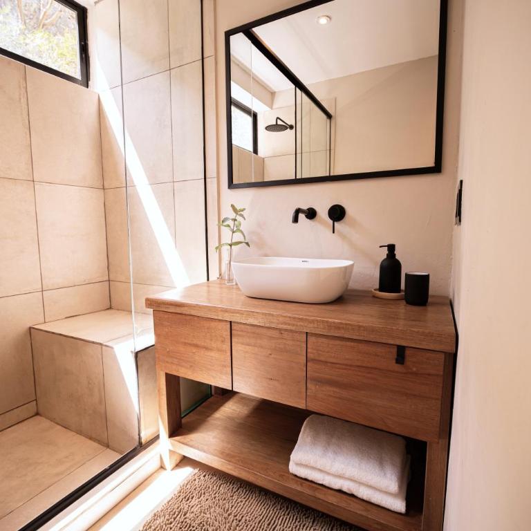 Earth Tones Tiny Homes & Suites - King Room with Mountain View - 6