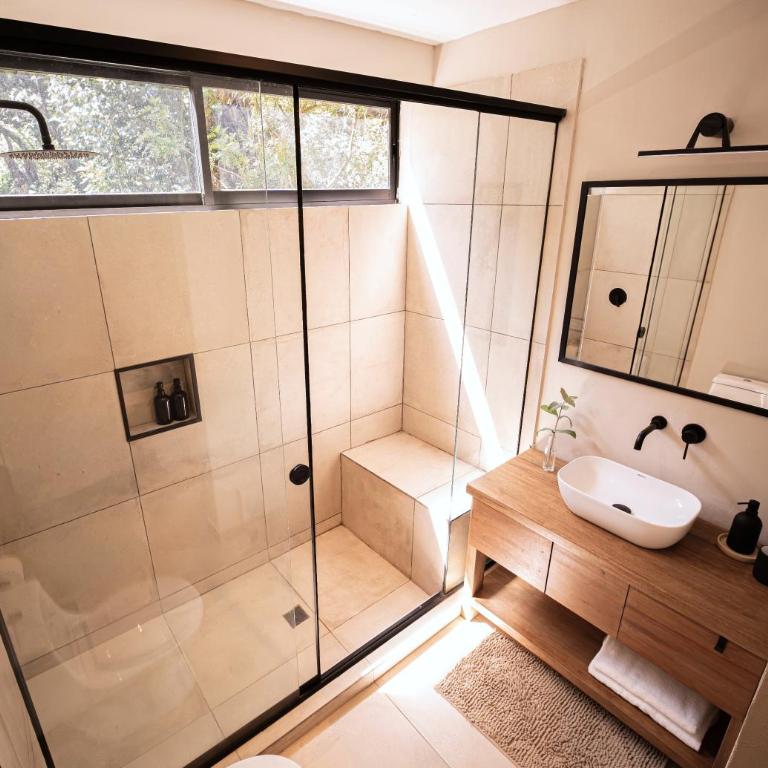 Earth Tones Tiny Homes & Suites - King Room with Mountain View - 2