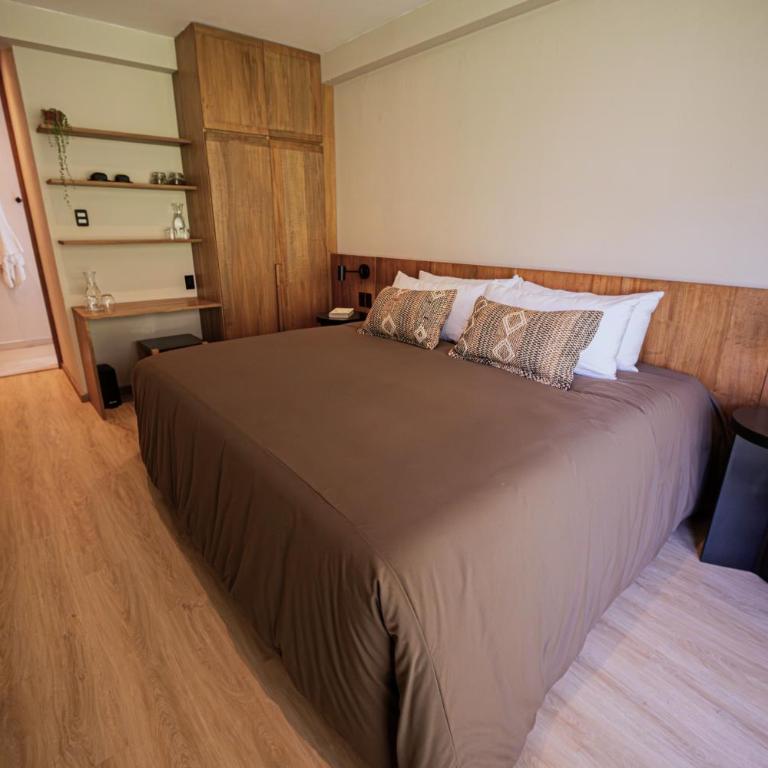 Earth Tones Tiny Homes & Suites - King Room with Mountain View - 8