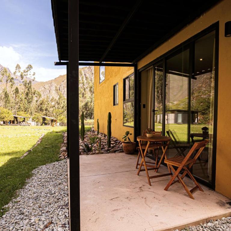 Earth Tones Tiny Homes & Suites - King Room with Mountain View - 12
