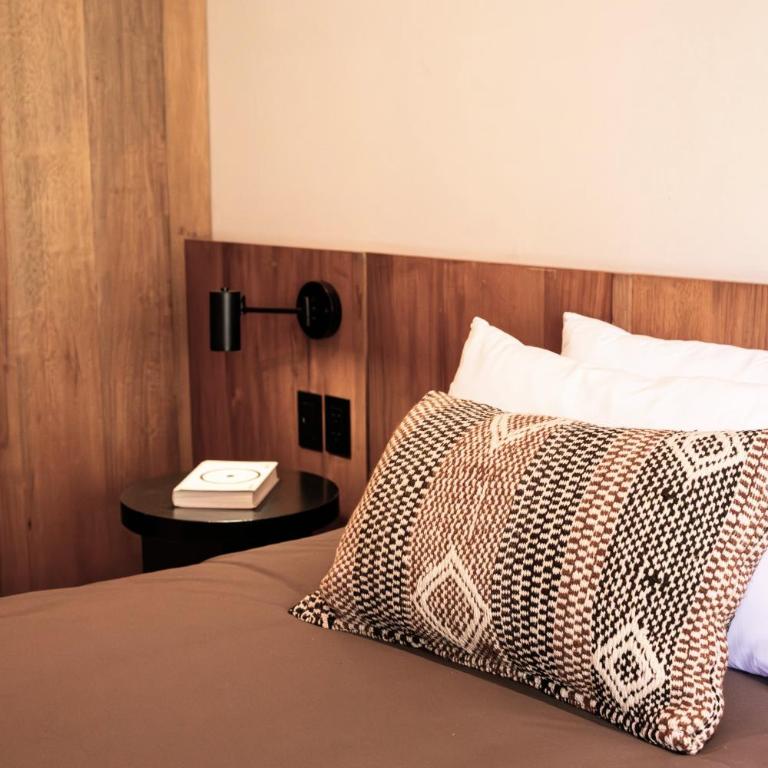 Earth Tones Tiny Homes & Suites - King Room with Mountain View - 4