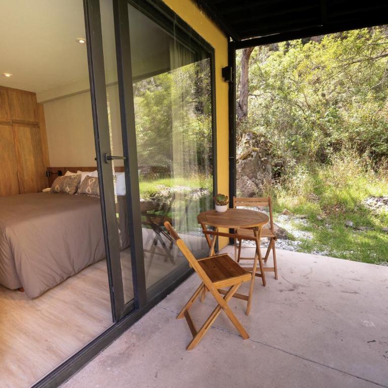 Earth Tones Tiny Homes & Suites - King Room with Mountain View - 1