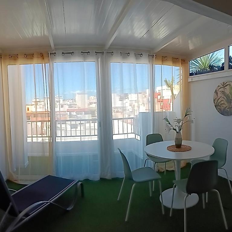 ATICO CON TERRAZA, VISTAS AL MAR Y CIUDAD - Apartamento de 2 dormitorios - 5