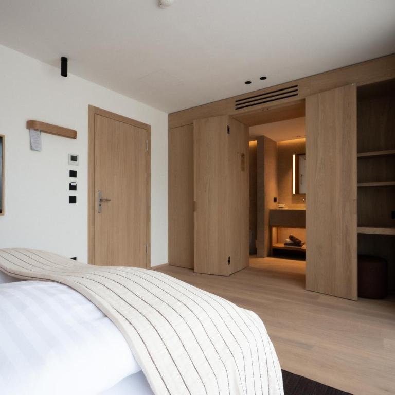 Hotel Brückenwirt - Zimmer mit Kingsize-Bett und Bergblick - 4
