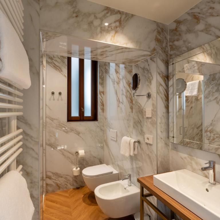 Hotel San Samuele - Deluxe Double Room with Two French Beds - 1