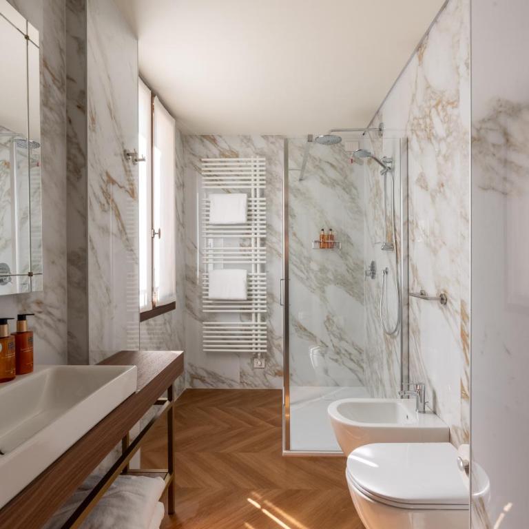 Hotel San Samuele - Deluxe Double Room with Two French Beds - 2