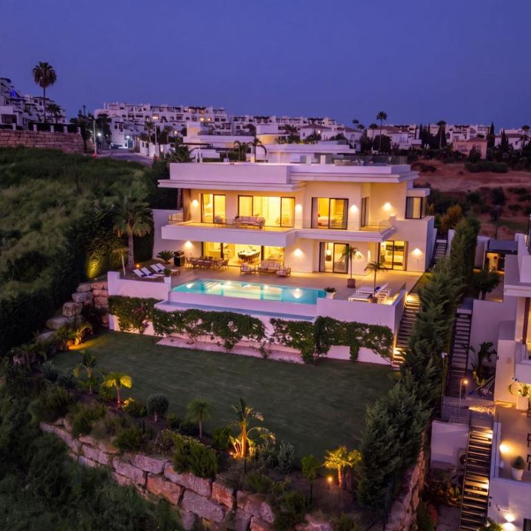 VACATION MARBELLA I Villa Status, Private Pool, 5min to the Beach, BBQ, Rooftop Terrace, 5 BDRS, Luxury Villa - Villa with Private Pool - 6