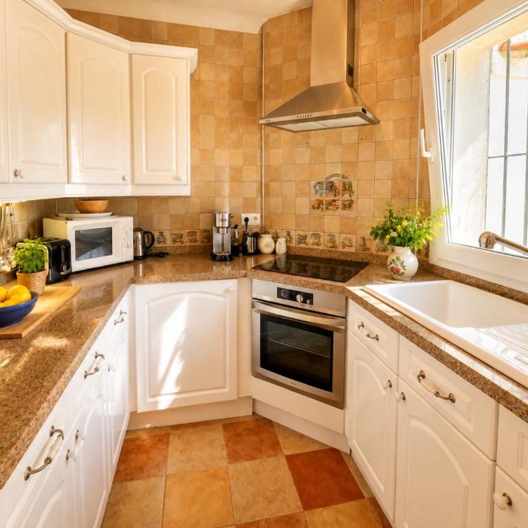Marbella Beach House with Private Garden in Peaceful Area Close to Everything - Magnolia Properties - Casa de 2 dormitorios - 17