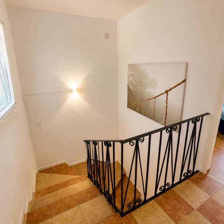 Marbella Beach House with Private Garden in Peaceful Area Close to Everything - Magnolia Properties - Casa de 2 dormitorios - 11