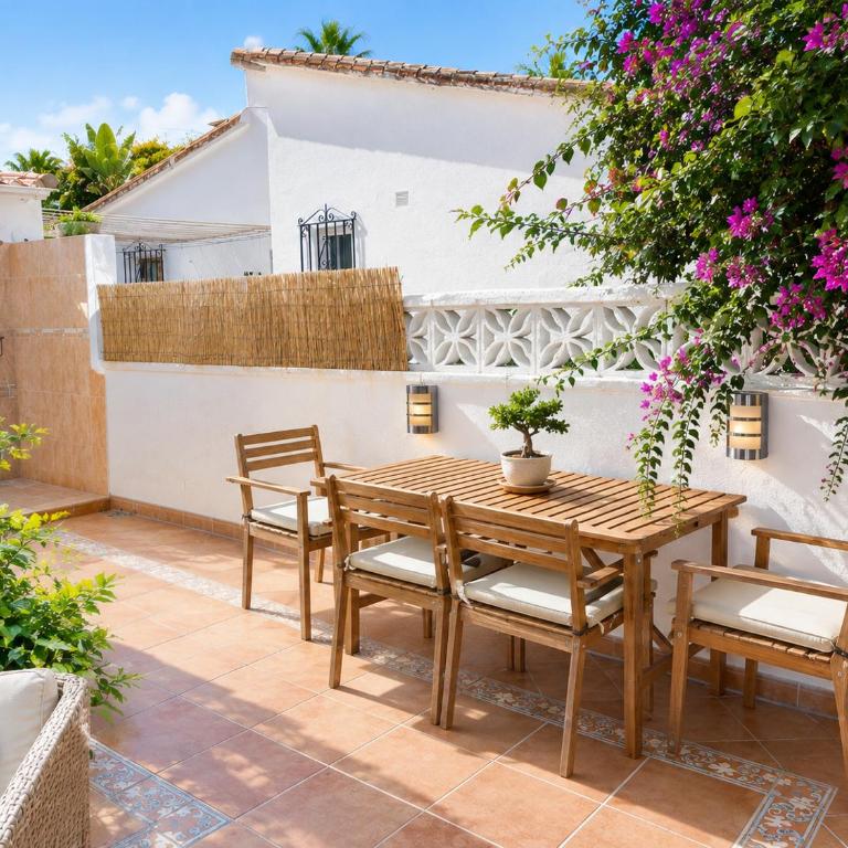 Marbella Beach House with Private Garden in Peaceful Area Close to Everything - Magnolia Properties - Casa de 2 dormitorios - 20
