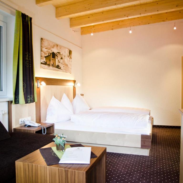 Hotel Tannenhof - Doppelzimmer mit Zustellbett - 4