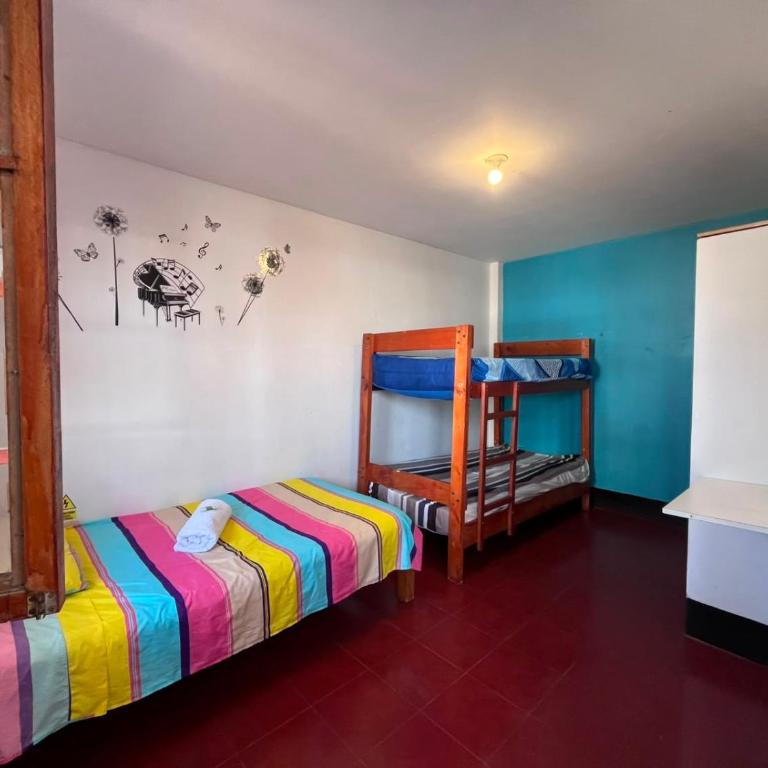Wayra Hostel Huanchaco - Triple Room with Shared Bathroom - 1
