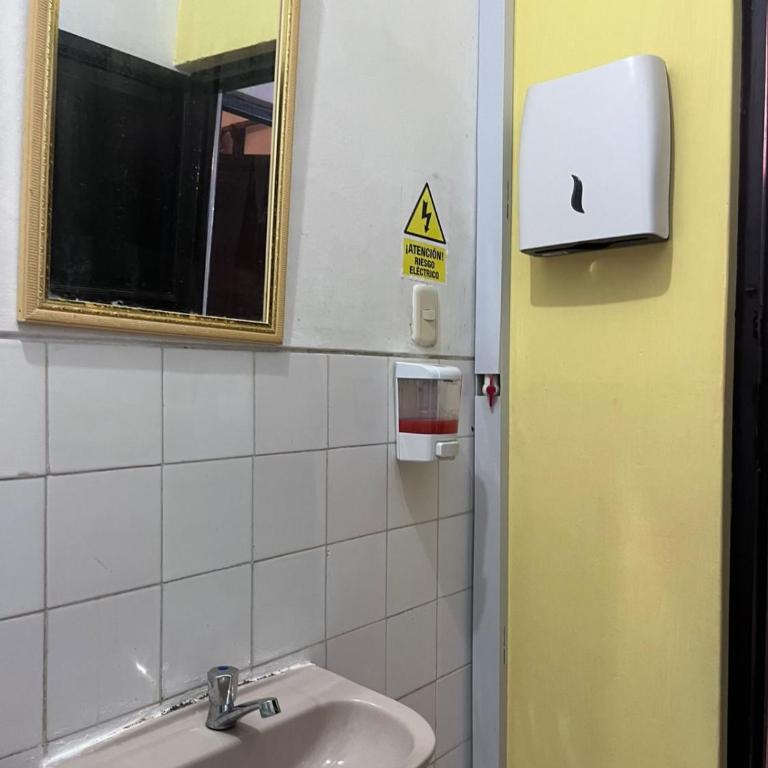Wayra Hostel Huanchaco - Triple Room with Shared Bathroom - 10