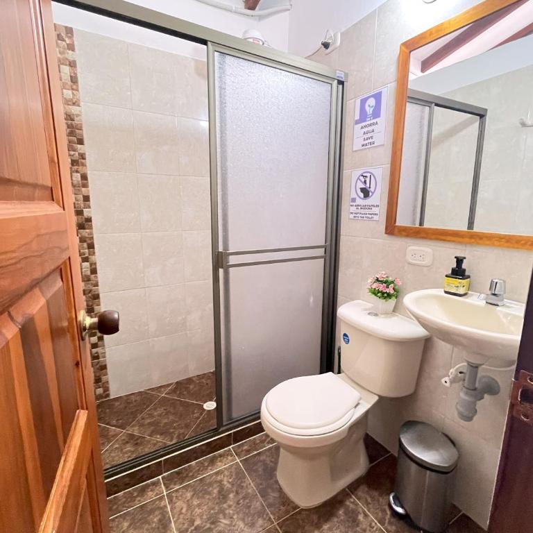 Blomst Casa Hostal - Four-Bedroom Apartment with Balcony - 22