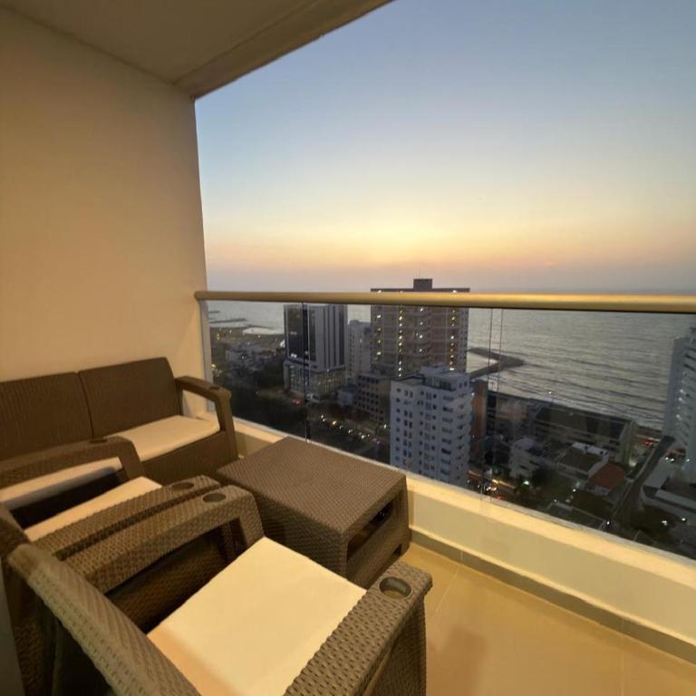Apartamento Moderno y Lujoso con vista al Mar PISO19 - Cerca a la Ciudad Amurallada - Three-Bedroom Apartment - 3