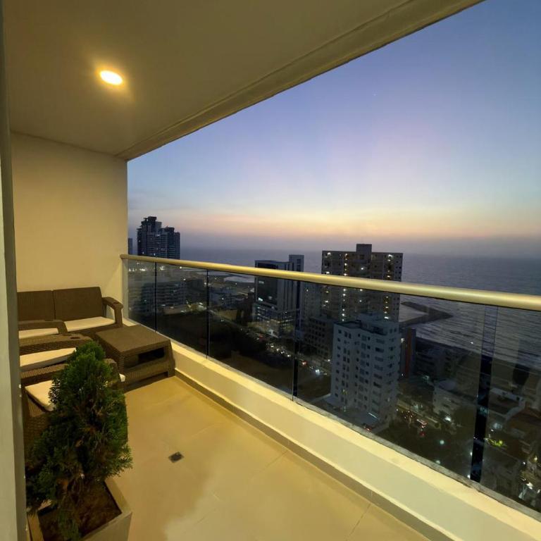 Apartamento Moderno y Lujoso con vista al Mar PISO19 - Cerca a la Ciudad Amurallada - Three-Bedroom Apartment - 11