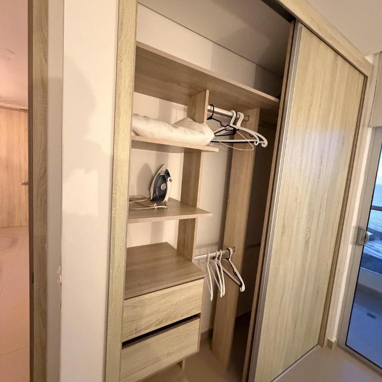 Apartamento Moderno y Lujoso con vista al Mar PISO19 - Cerca a la Ciudad Amurallada - Three-Bedroom Apartment - 33