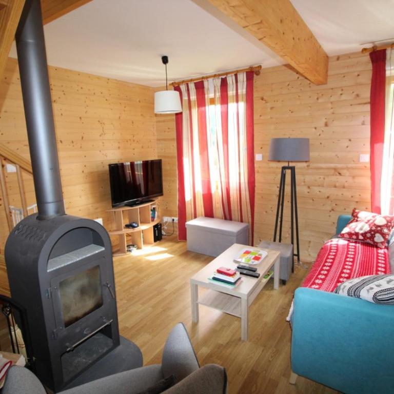 Chalet avec mezzanine 4 étoiles, Saint Mamet, jusqu'à 10 couchages, proche du lac de Gérardmer des commerces et des pistes de ski dans un quartier calme - Villa 3 Chambres - 2