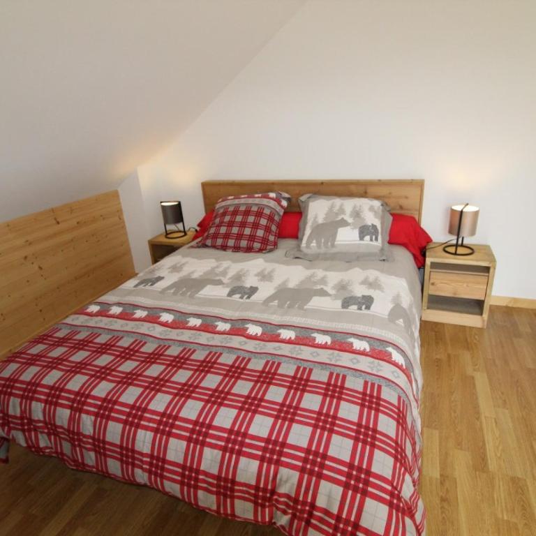 Chalet avec mezzanine 4 étoiles, Saint Mamet, jusqu'à 10 couchages, proche du lac de Gérardmer des commerces et des pistes de ski dans un quartier calme - Villa 3 Chambres - 3