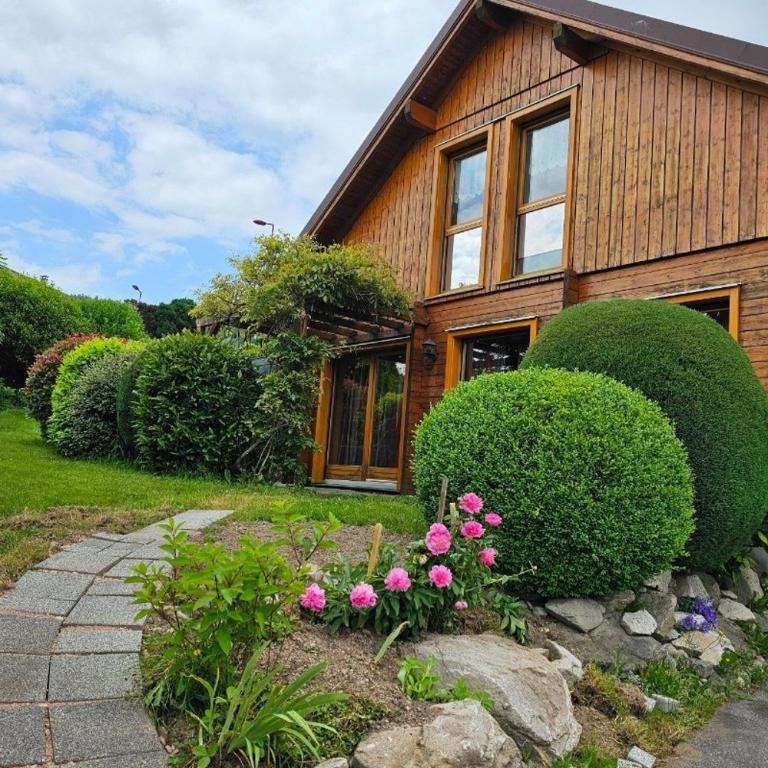 Chalet avec mezzanine 4 étoiles, Saint Mamet, jusqu'à 10 couchages, proche du lac de Gérardmer des commerces et des pistes de ski dans un quartier calme - Villa 3 Chambres - 4