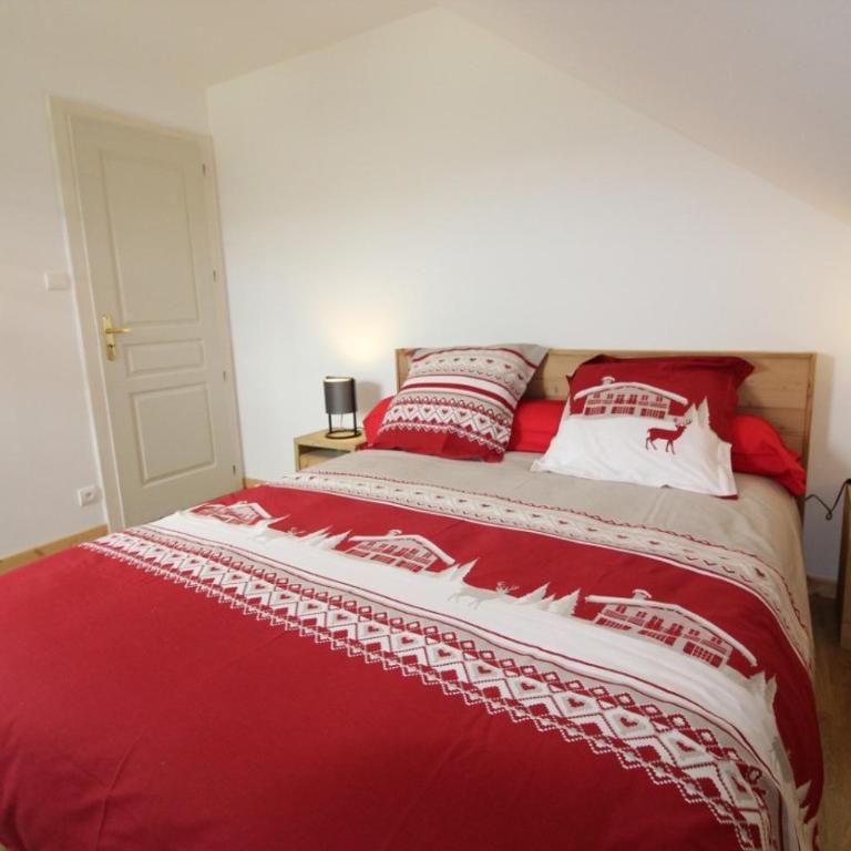 Chalet avec mezzanine 4 étoiles, Saint Mamet, jusqu'à 10 couchages, proche du lac de Gérardmer des commerces et des pistes de ski dans un quartier calme - Villa 3 Chambres - 5