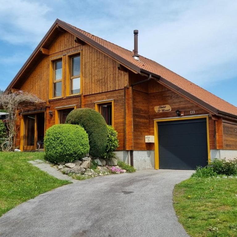 Chalet avec mezzanine 4 étoiles, Saint Mamet, jusqu'à 10 couchages, proche du lac de Gérardmer des commerces et des pistes de ski dans un quartier calme - Villa 3 Chambres - 1