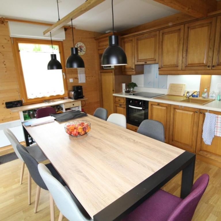 Chalet avec mezzanine 4 étoiles, Saint Mamet, jusqu'à 10 couchages, proche du lac de Gérardmer des commerces et des pistes de ski dans un quartier calme - Villa 3 Chambres - 6