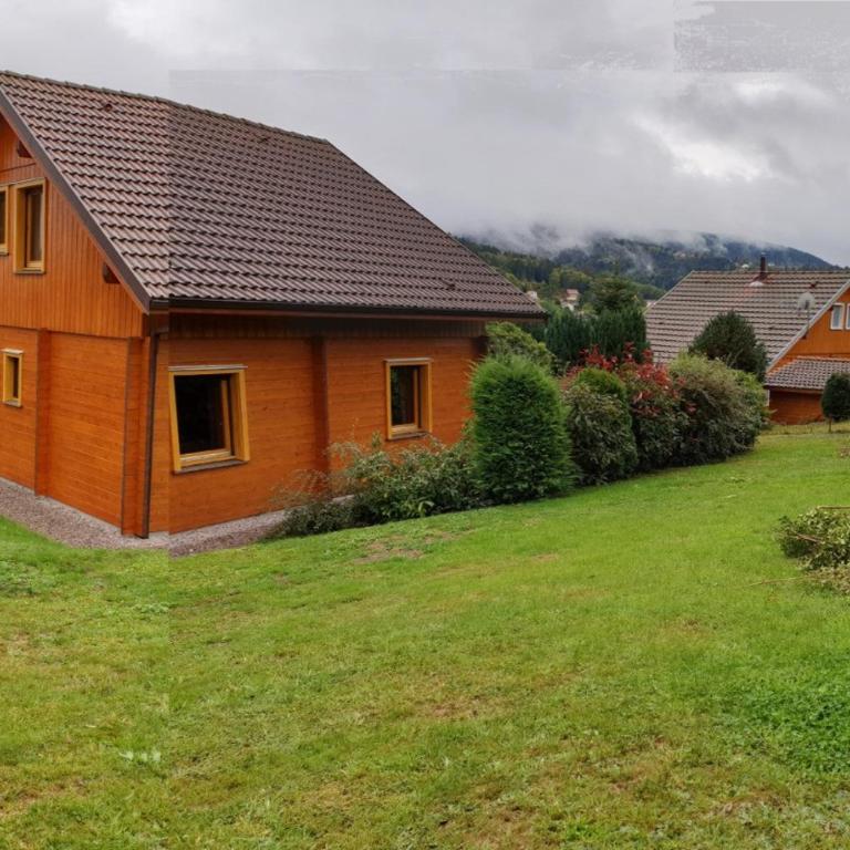 Chalet avec mezzanine 4 étoiles, Saint Mamet, jusqu'à 10 couchages, proche du lac de Gérardmer des commerces et des pistes de ski dans un quartier calme - Villa 3 Chambres - 8