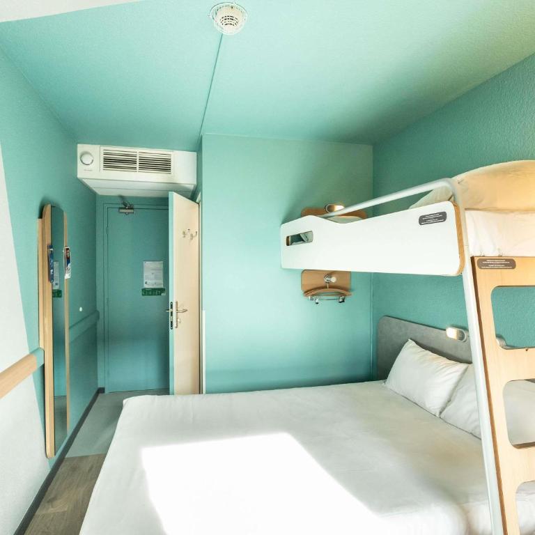 ibis budget Bourges - Chambre Triple avec 1 Lit Double et 1 Lit Superposé - 4