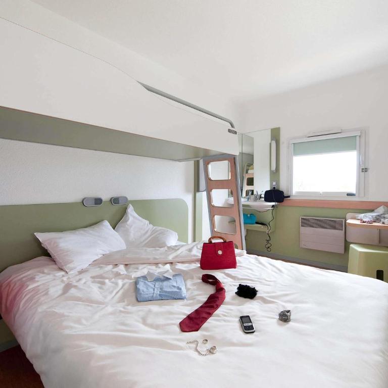 ibis budget Poitiers Sud - Chambre Triple avec 1 Lit Double et 1 Lit Superposé - 1