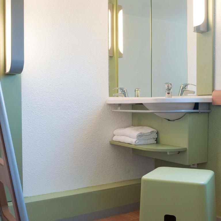 ibis budget Poitiers Sud - Chambre Triple avec 1 Lit Double et 1 Lit Superposé - 2