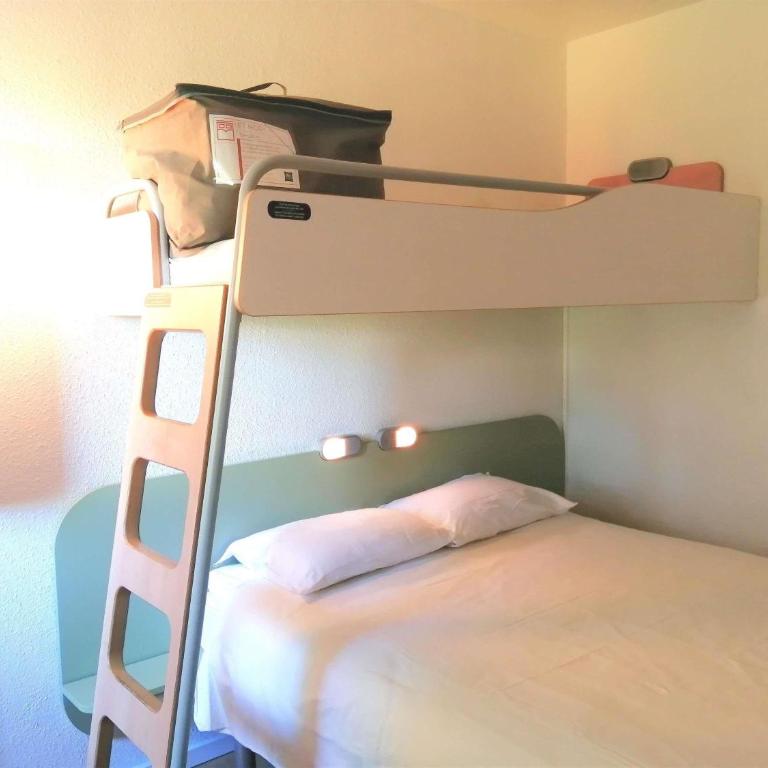 ibis budget Poitiers Sud - Chambre Triple avec 1 Lit Double et 1 Lit Superposé - 3