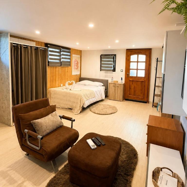 Cozy studio in a chalet Netflix Parking - Two-Bedroom Apartment - 9