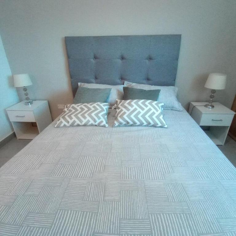 Cartagena Apartamento 2 dormitorios 2 baños en Edificio Confortable piscina, gym, coworking, salón, parqueadero, sobre avenida principal - Two-Bedroom Apartment - 2
