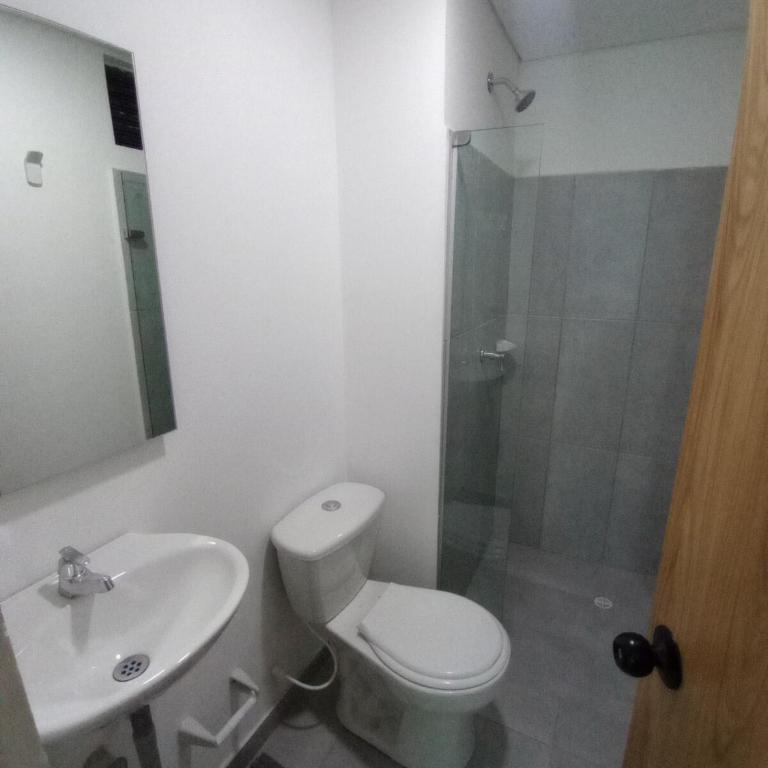 Cartagena Apartamento 2 dormitorios 2 baños en Edificio Confortable piscina, gym, coworking, salón, parqueadero, sobre avenida principal - Two-Bedroom Apartment - 19