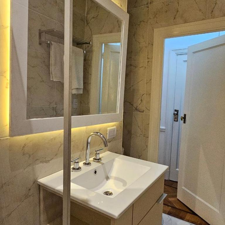 With a balcony overlooking the Obelisco, between Jacarandas and Tango - Apartamento de 1 dormitorio - 4