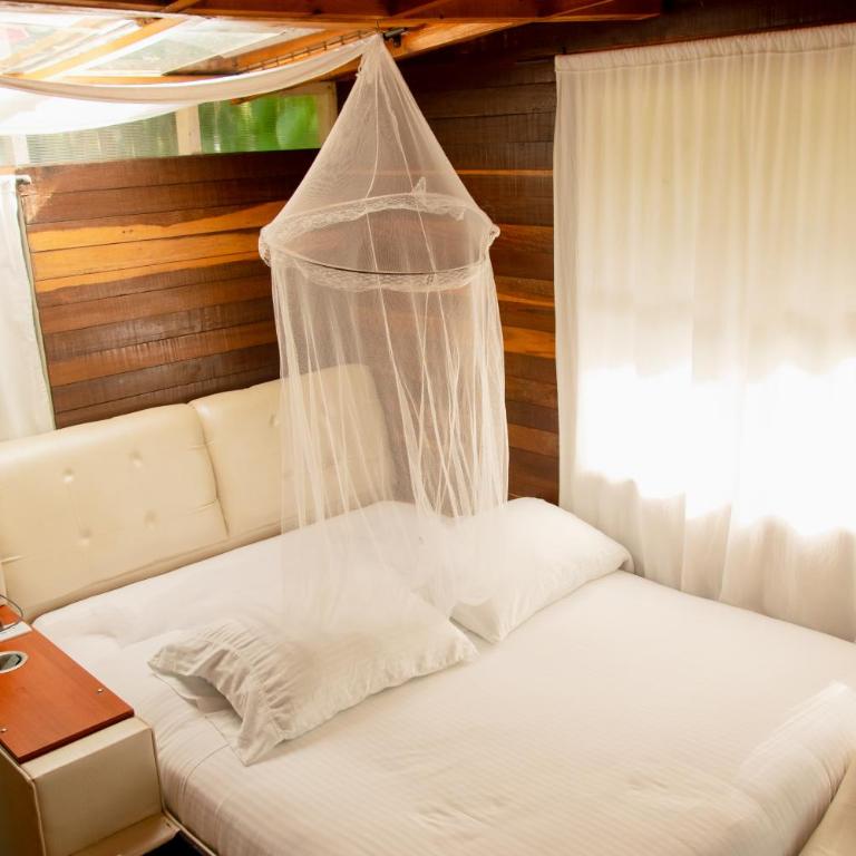 Villas del Rio Glamping - Deluxe Double Room with Balcony - 12