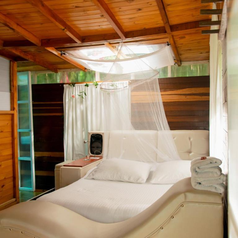 Villas del Rio Glamping - Deluxe Double Room with Balcony - 16