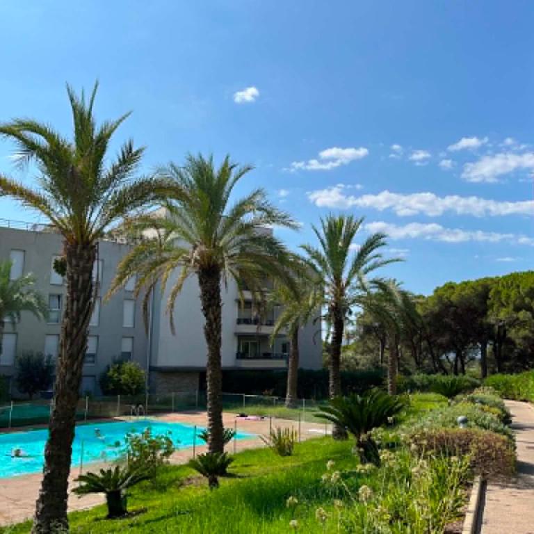 Appartement toit terrasse, piscine, plages à 10min et parking - Two-Bedroom Apartment - 5
