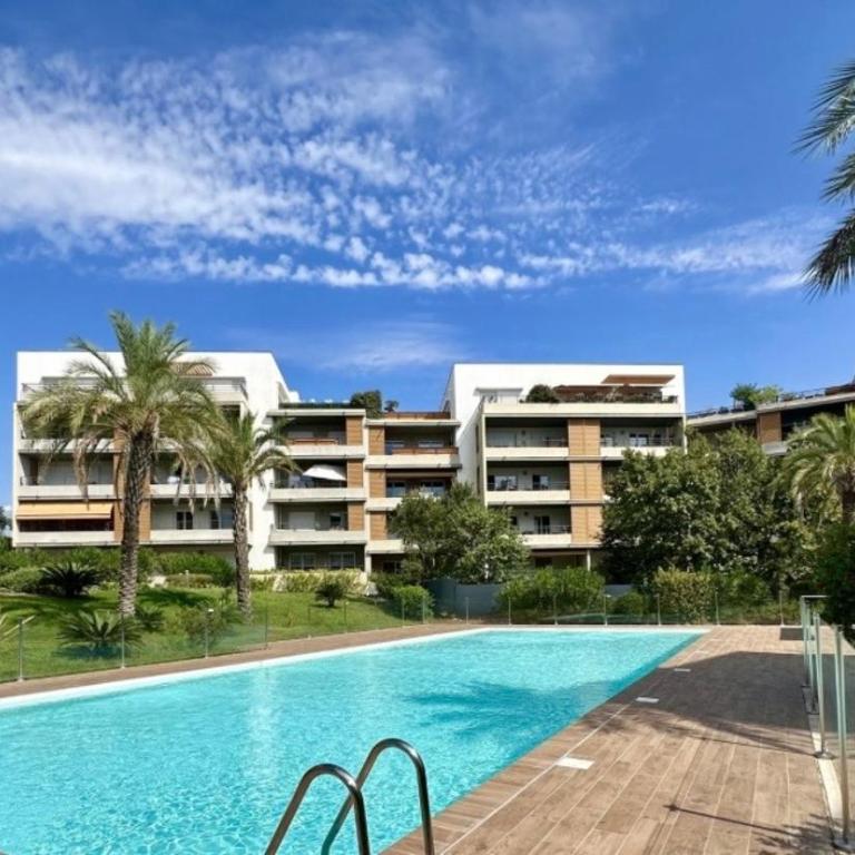 Appartement toit terrasse, piscine, plages à 10min et parking - Two-Bedroom Apartment - 14