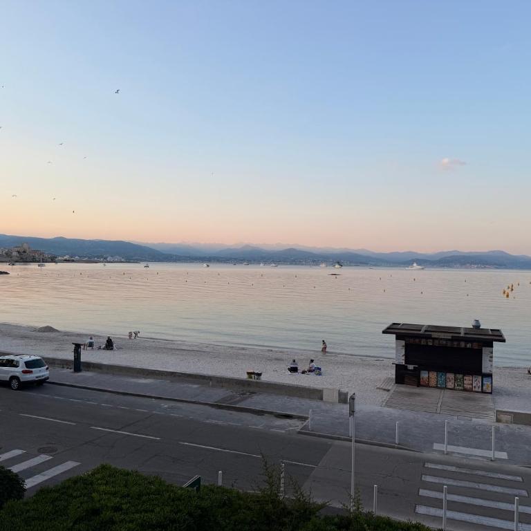 Seaside Serenity - Antibes - Beachfront Apartment - - Apartamento con vistas al mar - 18