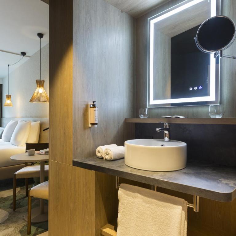 MERCURE NIMES CENTRE ARENES - Chambre Supérieure avec Balcon - Vue sur Jardin - 11