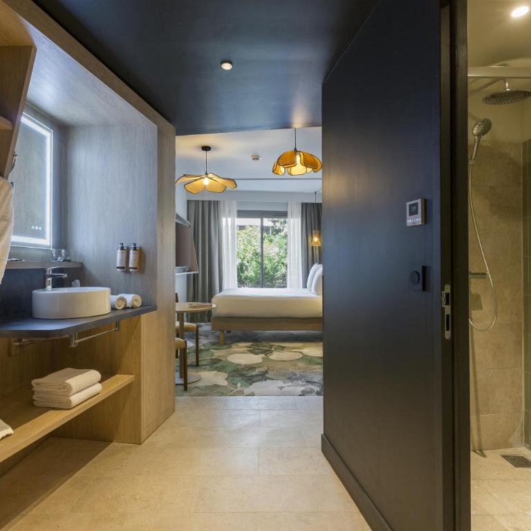 MERCURE NIMES CENTRE ARENES - Chambre Supérieure avec Balcon - Vue sur Jardin - 21