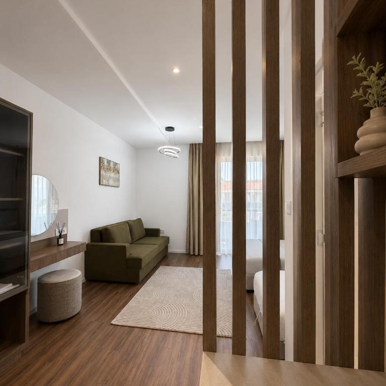 Guest House Fjola - Family Room with Balcony - 4