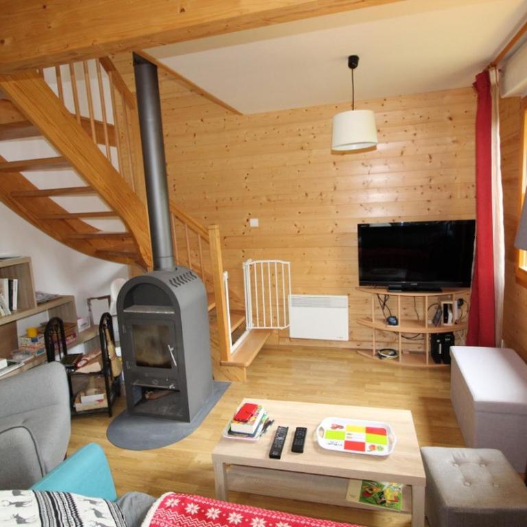 Chalet avec mezzanine 4 étoiles, Saint Mamet, jusqu'à 10 couchages, proche du lac de Gérardmer des commerces et des pistes de ski dans un quartier calme - Villa 3 Chambres - 15