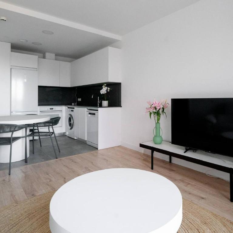 HigueronRentals Urban Sky - Deluxe One-Bedroom Apartment with City View - 8