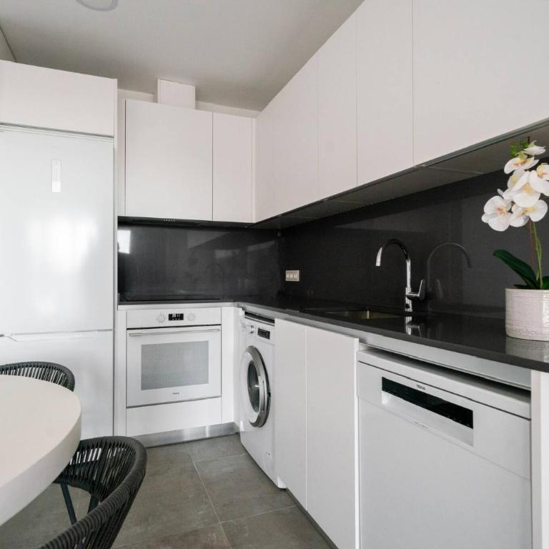 HigueronRentals Urban Sky - Deluxe One-Bedroom Apartment with City View - 10