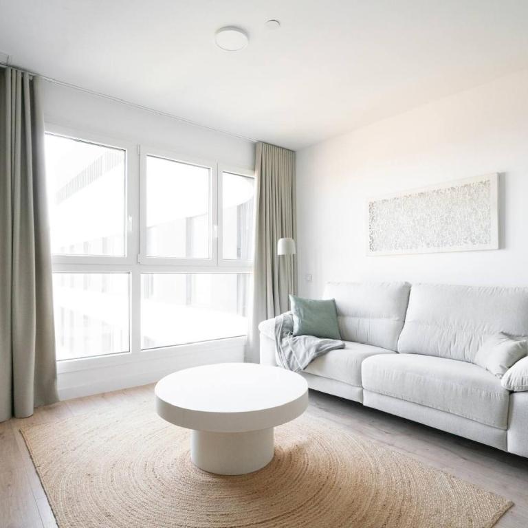 HigueronRentals Urban Sky - Deluxe One-Bedroom Apartment with City View - 3
