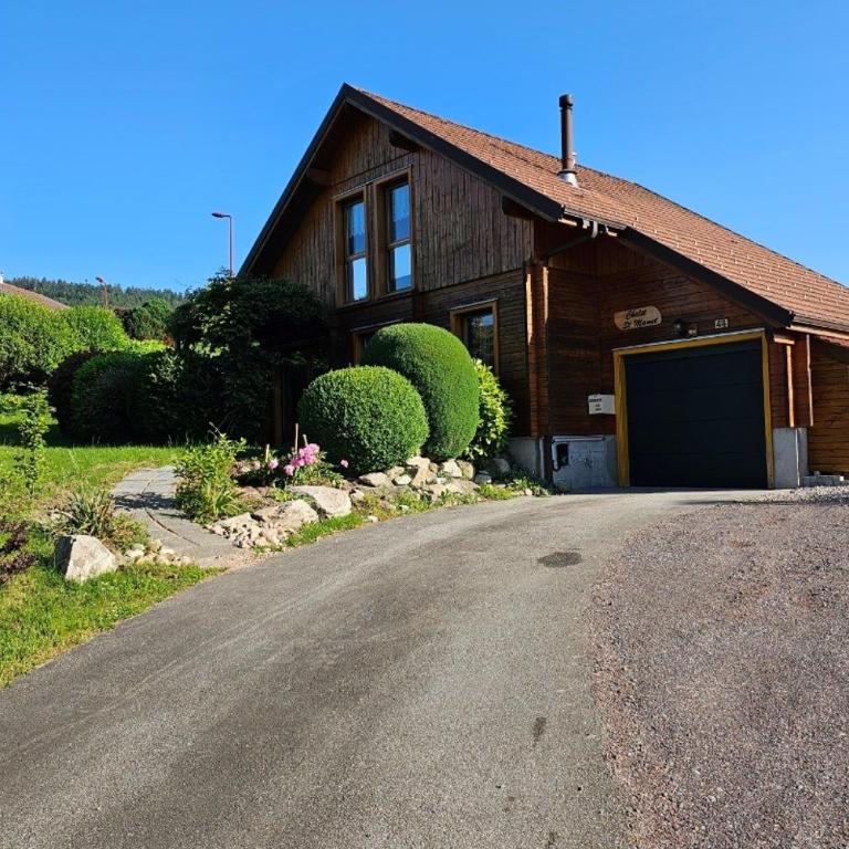Chalet avec mezzanine 4 étoiles, Saint Mamet, jusqu'à 10 couchages, proche du lac de Gérardmer des commerces et des pistes de ski dans un quartier calme - Villa 3 Chambres - 29