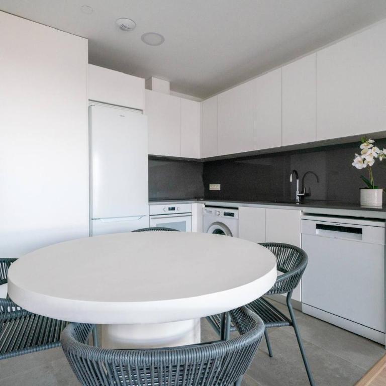 HigueronRentals Urban Sky - Deluxe One-Bedroom Apartment with City View - 9
